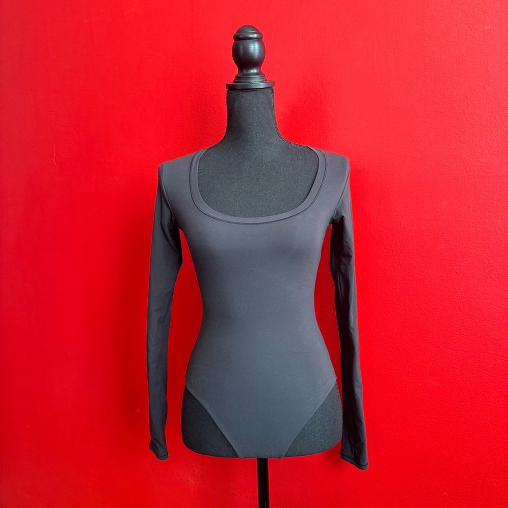 🖤 Skims Scoop Long Sleeve Bodysuit XS
